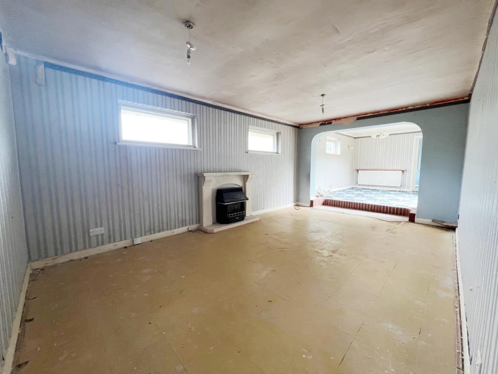 Lot: 19 - DETACHED BUNGALOW FOR REFURBISHMENT - Living area with opening to dining area